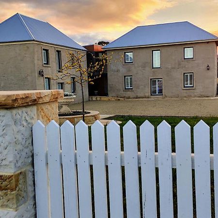 مبيت وإفطار Triabunna Barracks المظهر الخارجي الصورة